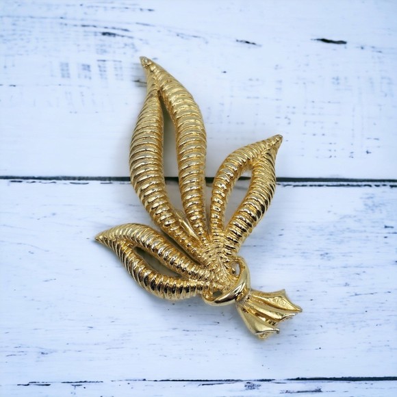 Vintage Brooch Gold Tone Ribbed Leaf Statement Estate Jewelry Pin - Picture 9 of 10